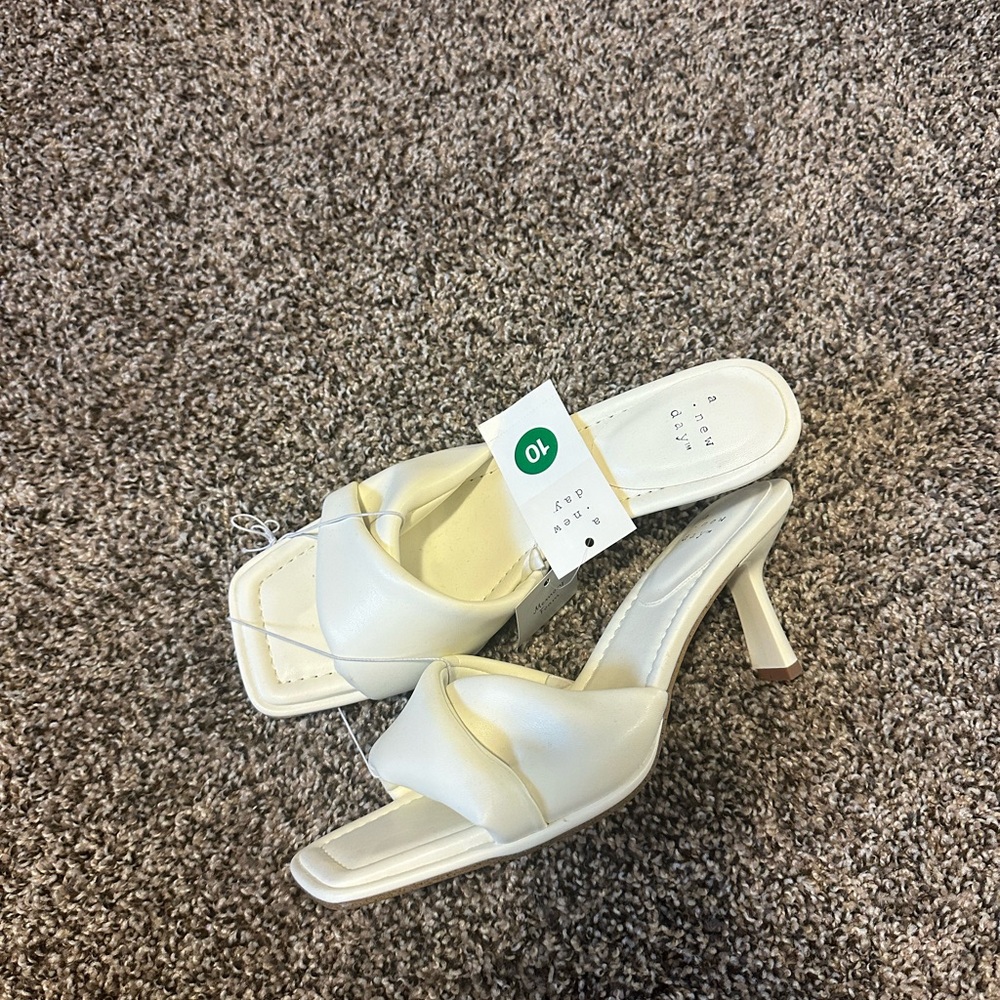 a new day by Target Women's Size 10 White Heeled Sandals New Without Tags - Picture 2 of 3